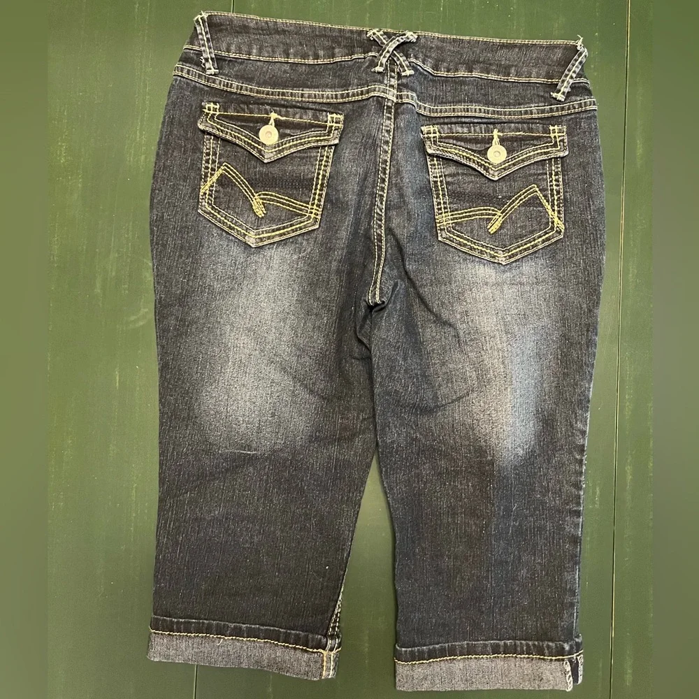 Woman’s Mudd Jean Capris - Picture 2 of 12